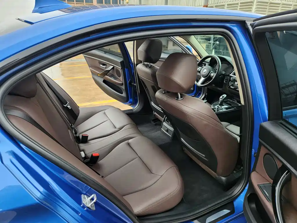 BMW 3 Series 2018 — фото 12
