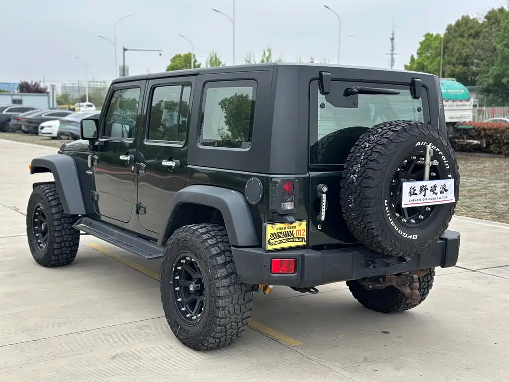 Jeep Wrangler 2010 — фото 10