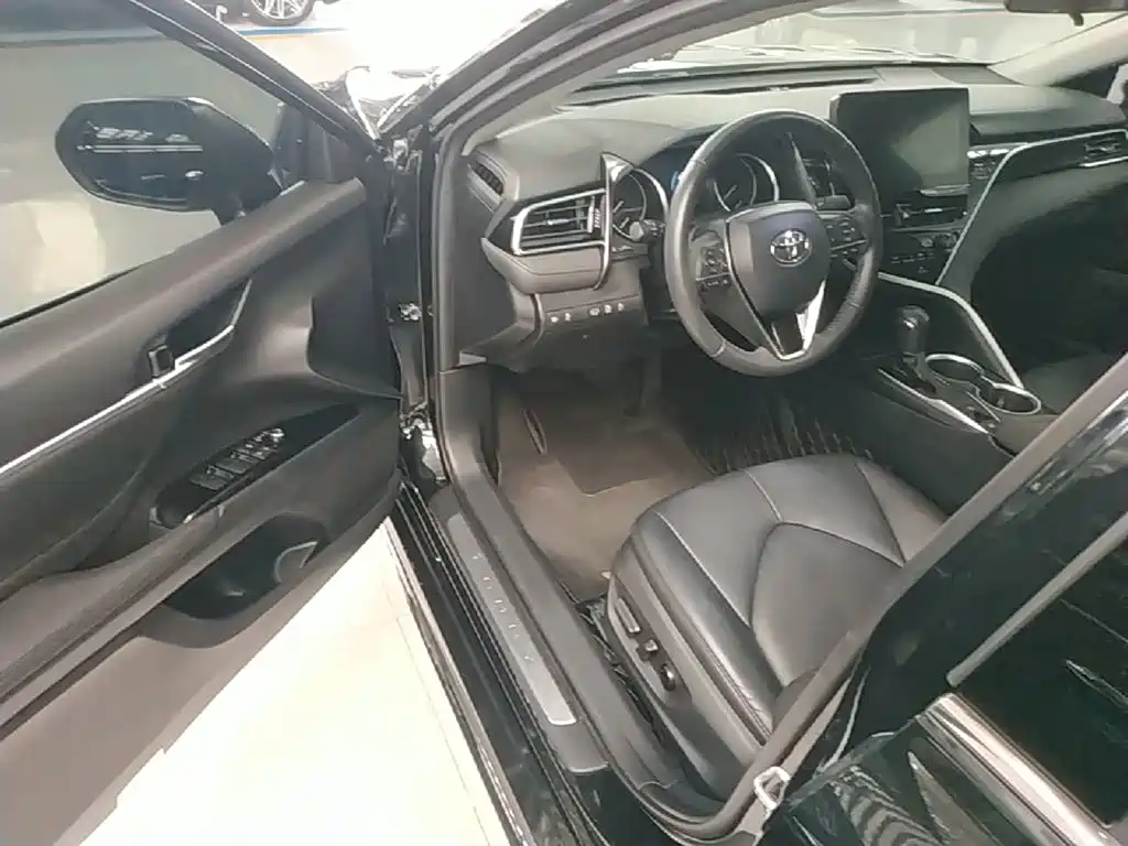 Toyota Camry 2023 — фото 16