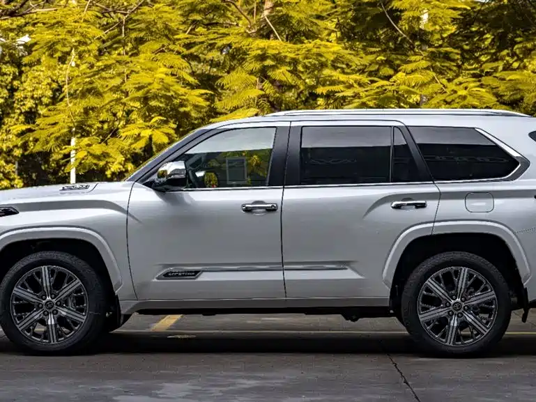 Toyota Sequoia — фото 3
