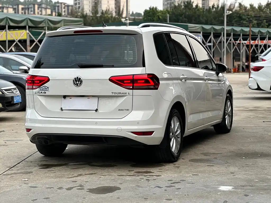 Volkswagen Touran 2017 — фото 14