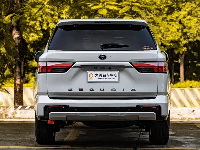 Toyota Sequoia — фото 5
