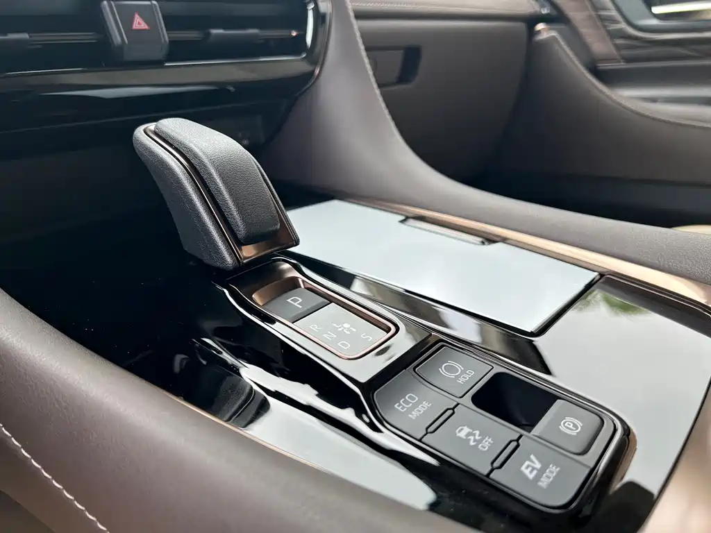 Toyota Alphard — фото 10