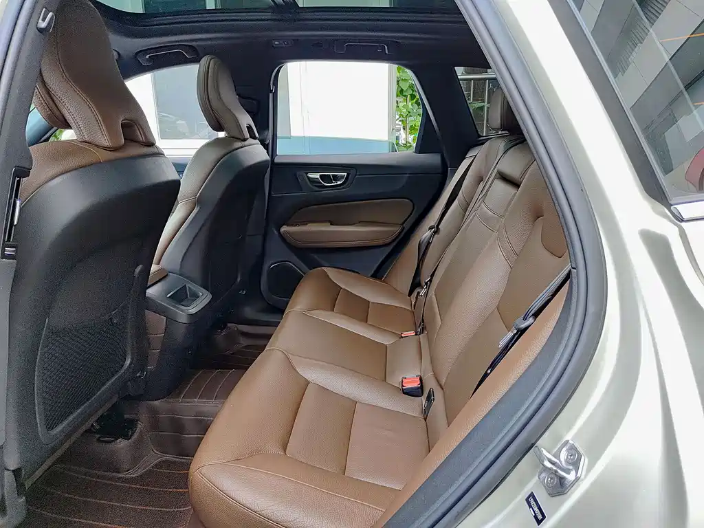 Volvo XC60 2021 — фото 10