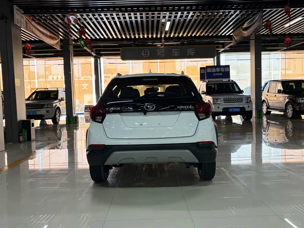 Toyota Yaris L 2023 — фото 10