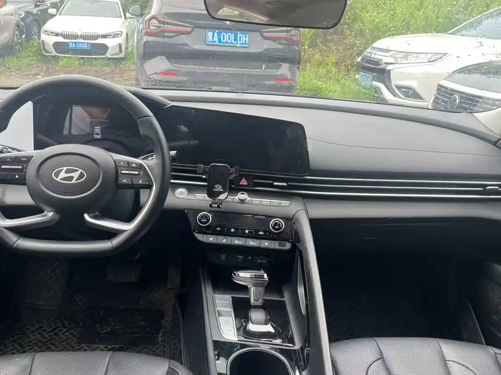 Hyundai Elantra 2023 — фото 10