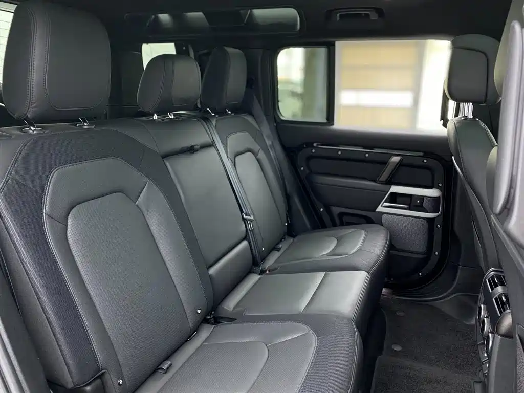 Land Rover Defender 2023 — фото 11