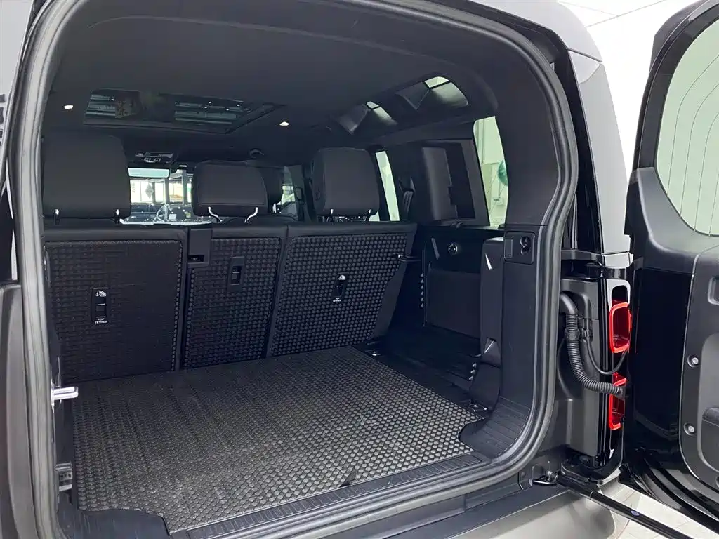 Land Rover Defender 2023 — фото 34