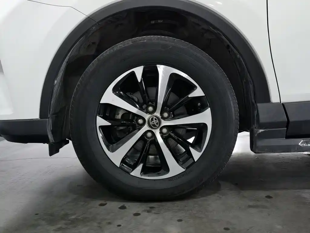 Toyota RAV4 2018 — фото 17