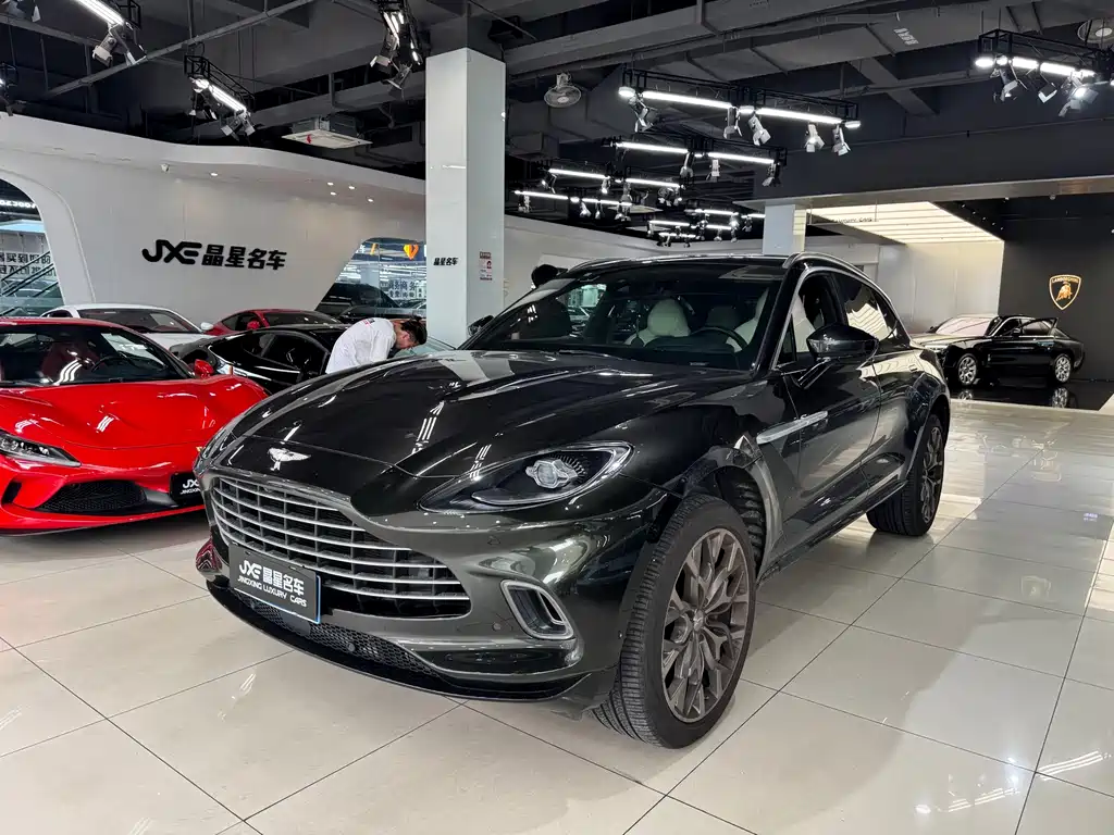 Aston Martin DBX 2025