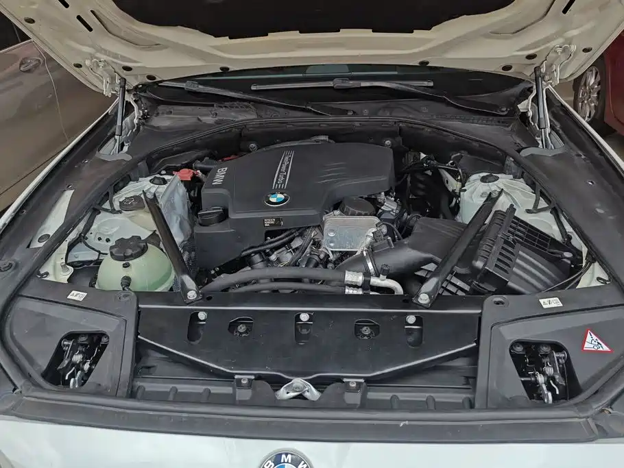 BMW 5 Series 2015 — фото 10