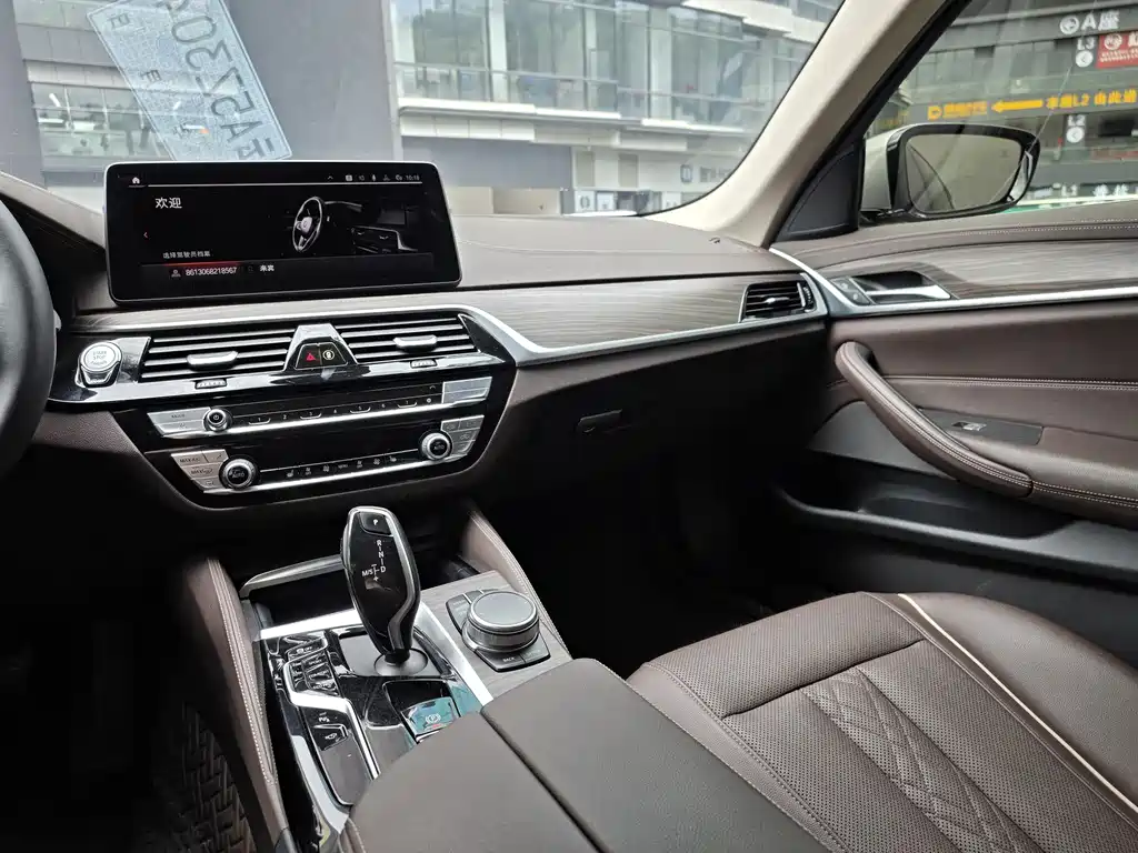 BMW 5 Series 2021 — фото 11
