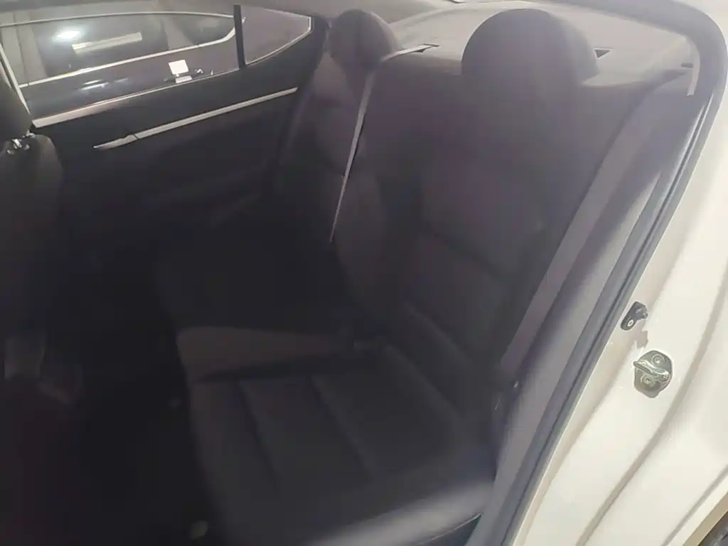Hyundai Elantra 2019 — фото 17