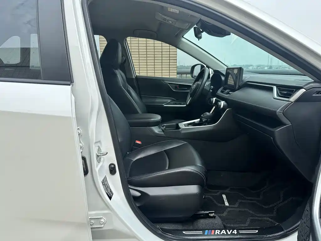 Toyota RAV4 2023 — фото 13
