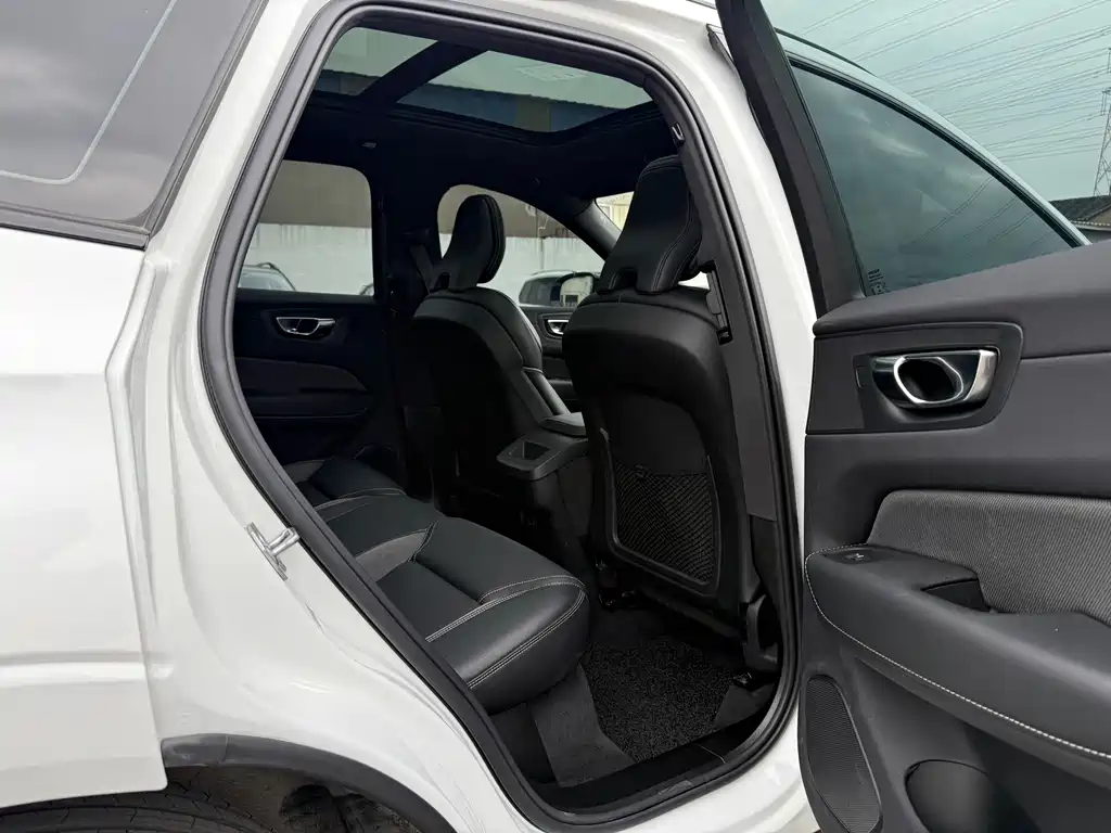 Volvo XC60 2022 — фото 18
