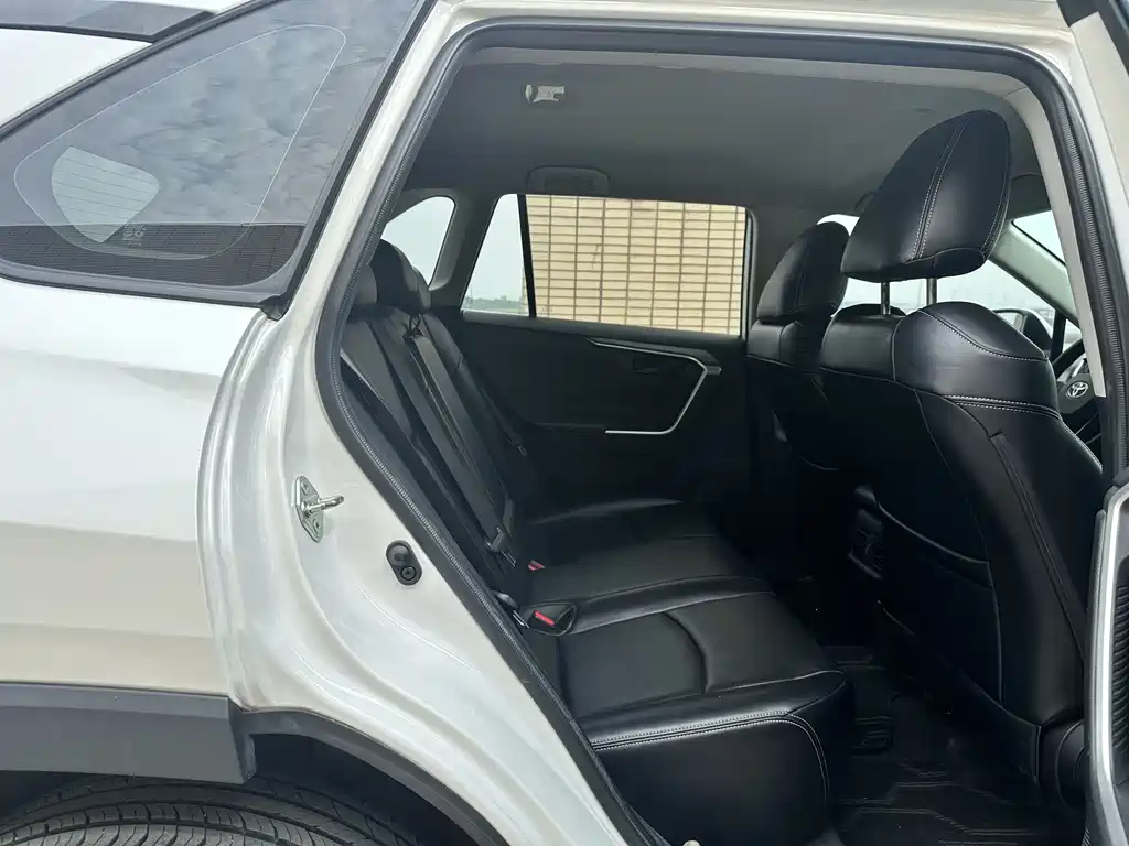 Toyota RAV4 2023 — фото 15