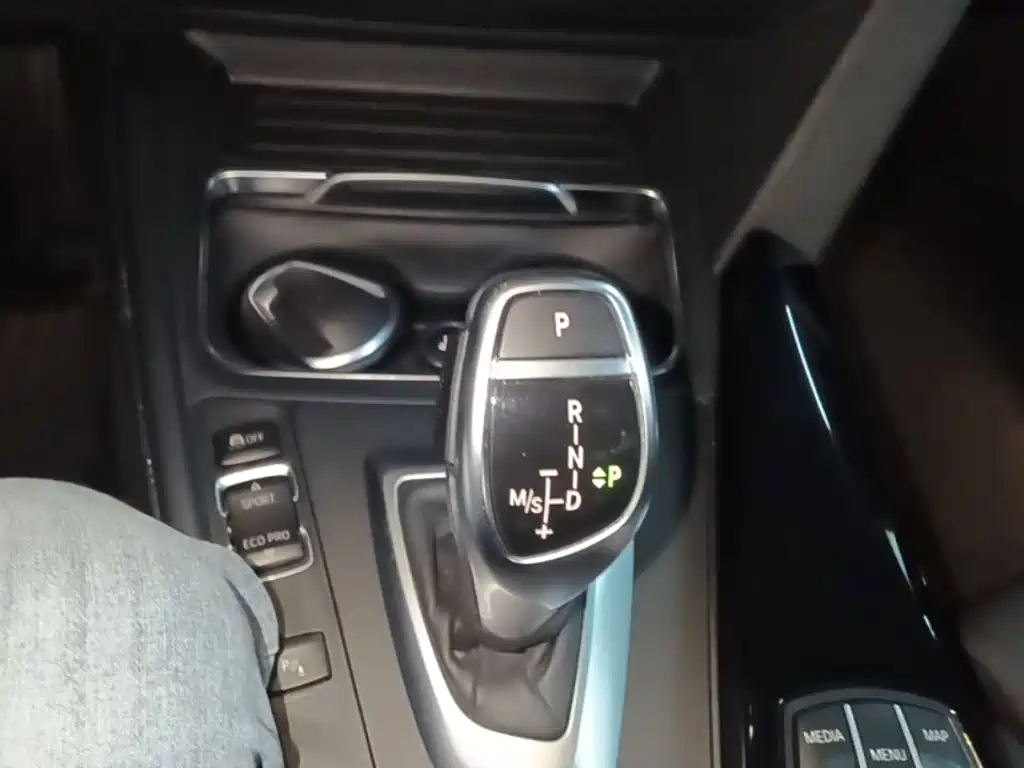 BMW 3 Series 2018 — фото 14