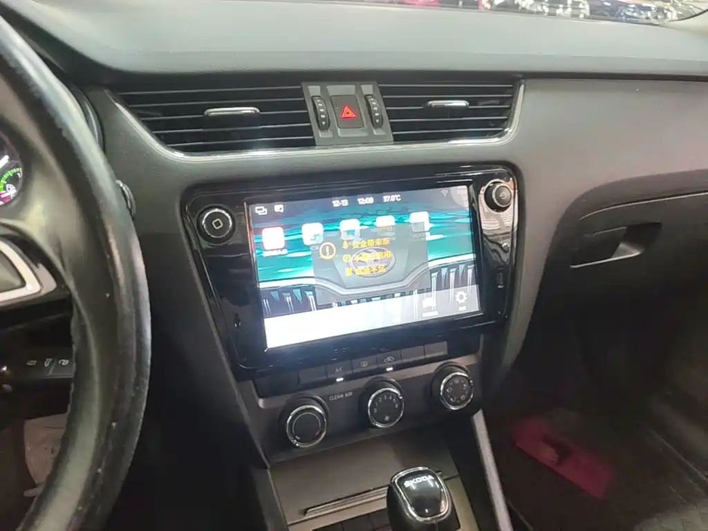 Skoda Octavia 2017 — фото 13