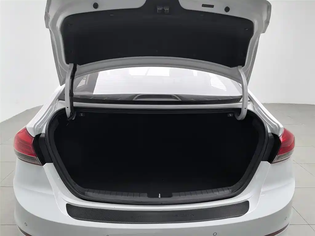 Hyundai Elantra 2020 — фото 16