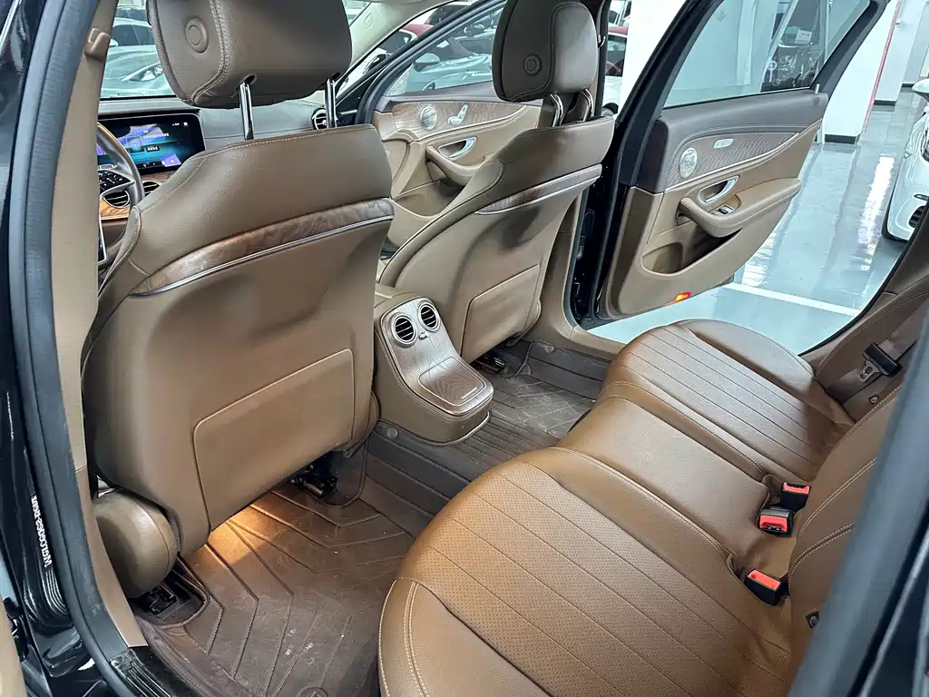 Mercedes-Benz E-Class 2023 — фото 12