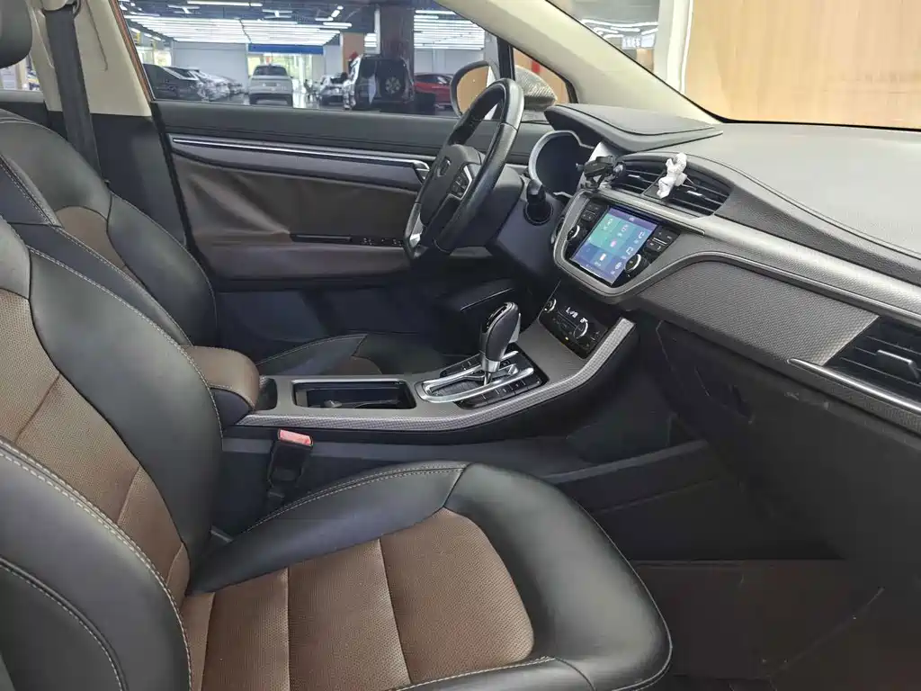 Geely Emgrand GS 2016 — фото 10