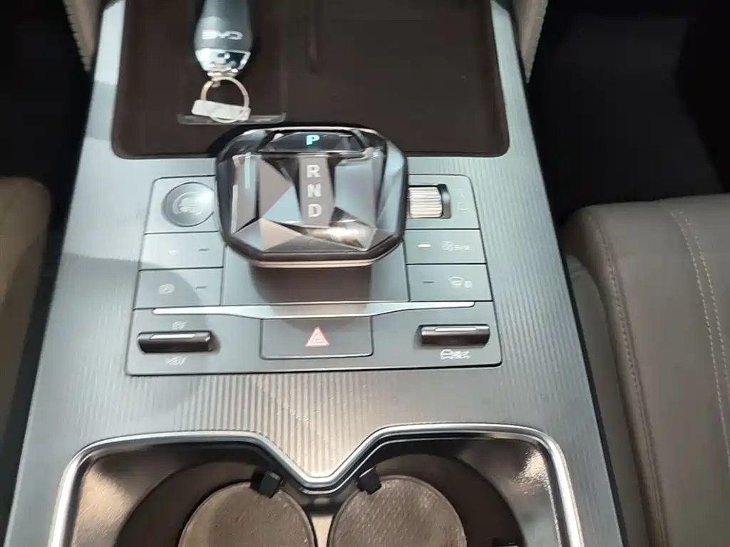 BYD L DM-i 2025 — фото 10