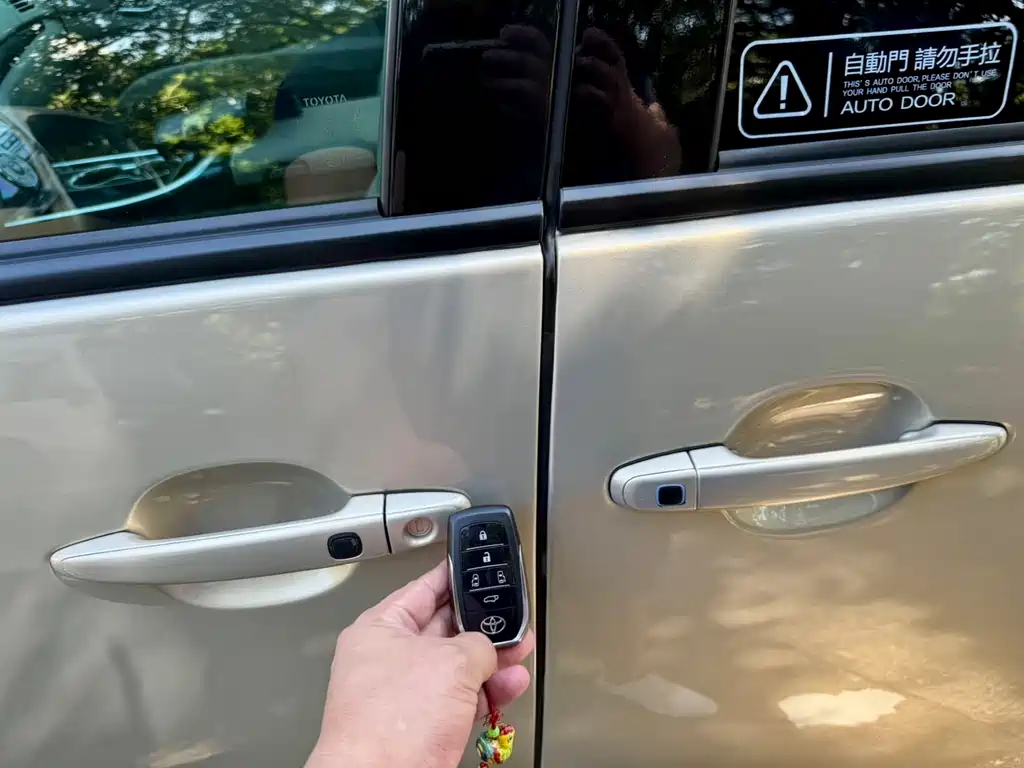 Toyota Previa 2014 — фото 12