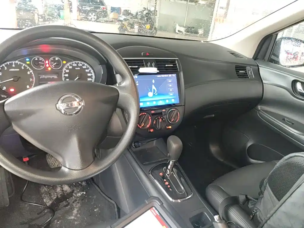 Nissan Tiida 2015 — фото 10