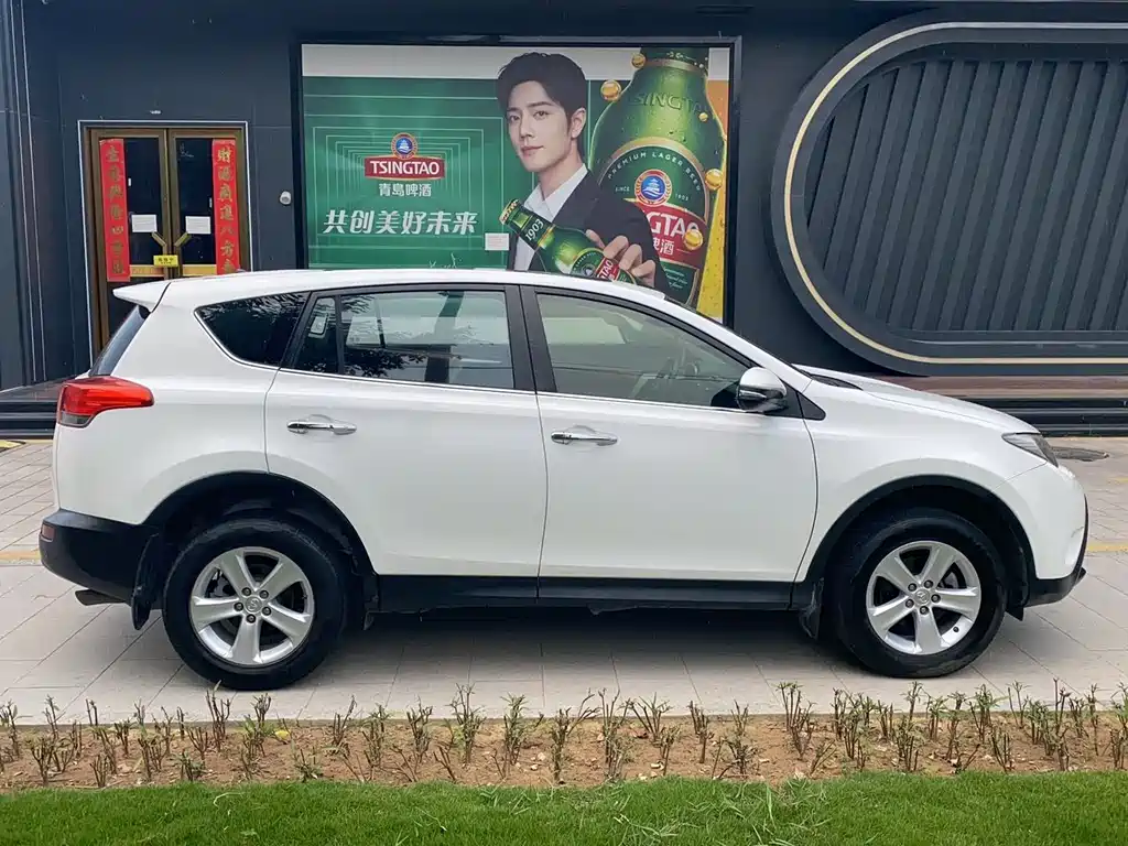 Toyota RAV4 2015 — фото 3