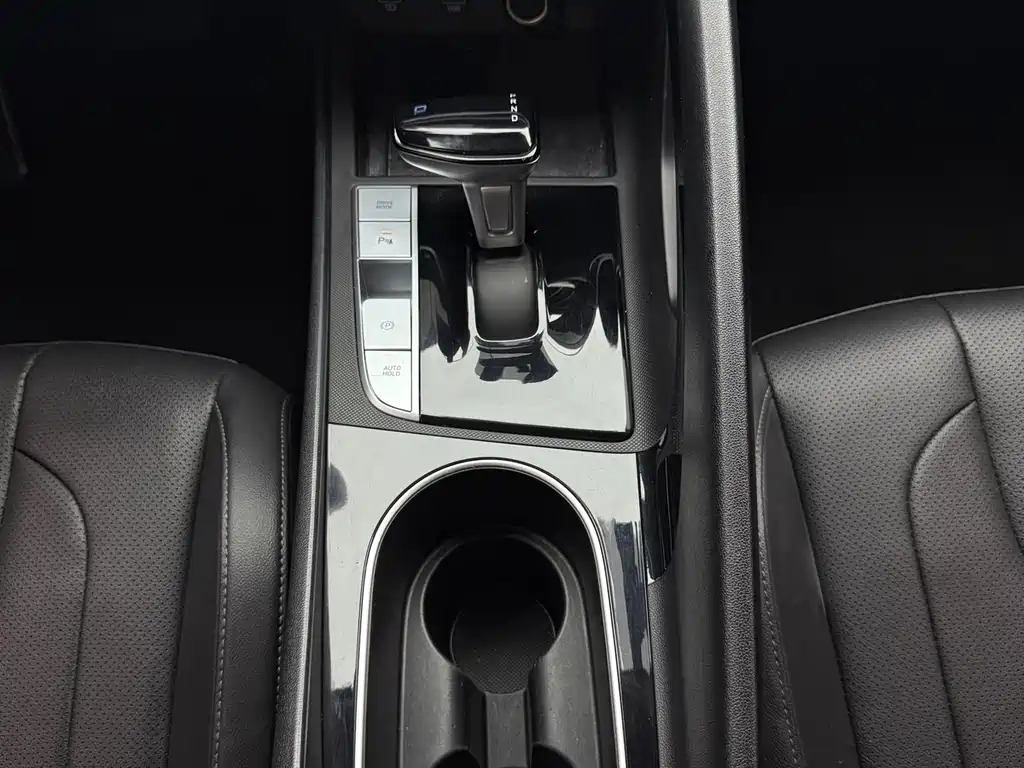 Hyundai Elantra 2023 — фото 12