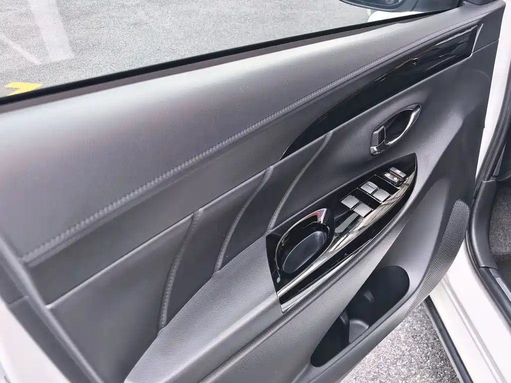 Toyota Yaris L 2022 — фото 12