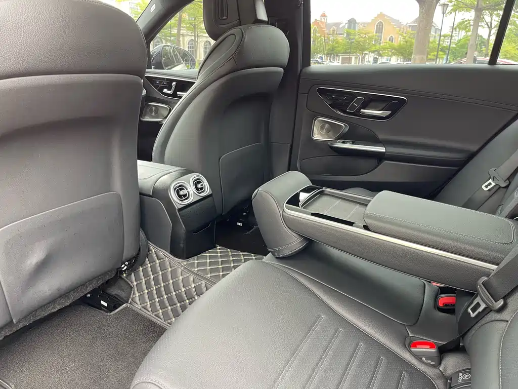 Mercedes-Benz C-Class 2025 — фото 16