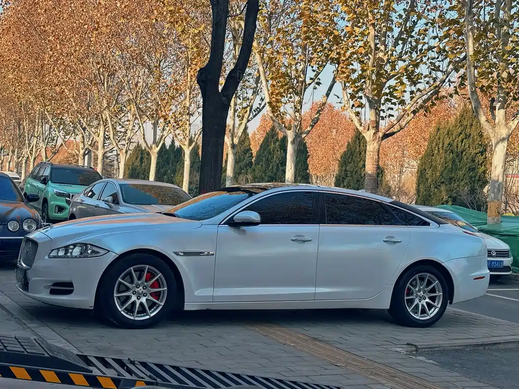Jaguar XJ 2013 — фото 17