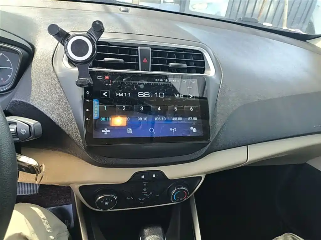 Ford Escort 2018 — фото 13