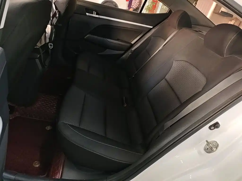 Hyundai Elantra 2017 — фото 13