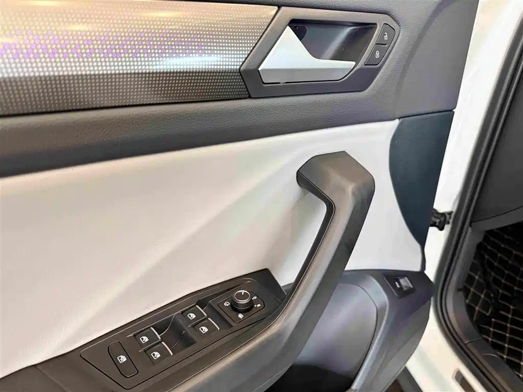 Volkswagen T-Roc 2023 — фото 19