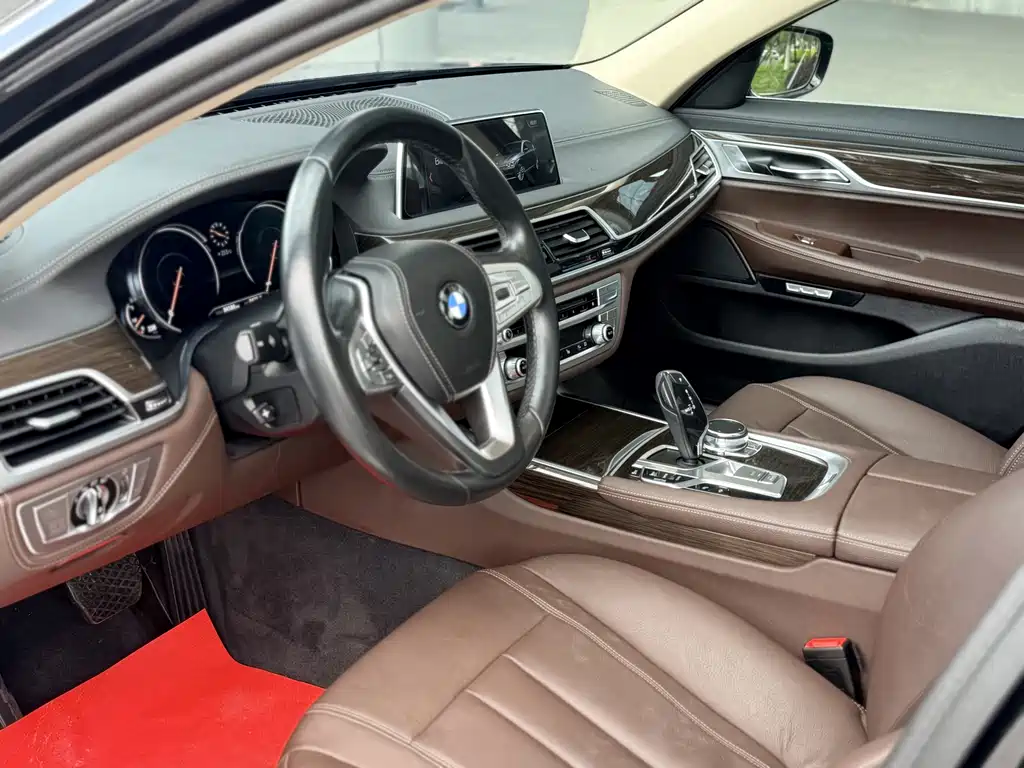 BMW 7 Series 2017 — фото 12
