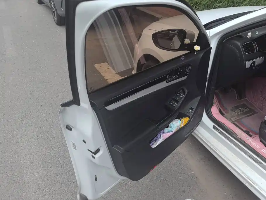 Volkswagen Sagitar 2015