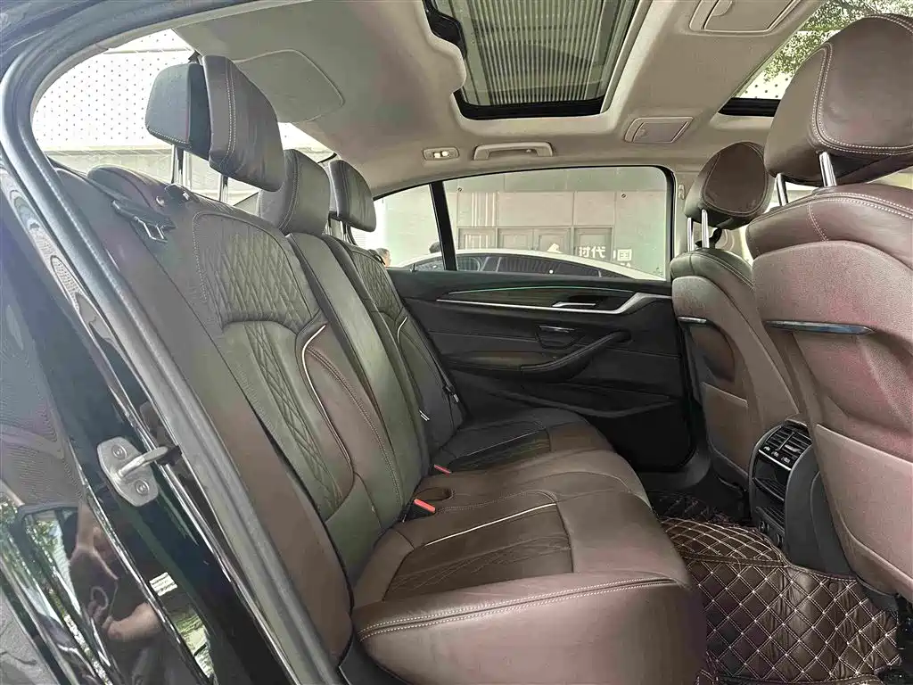 BMW 5 Series 2019 — фото 18