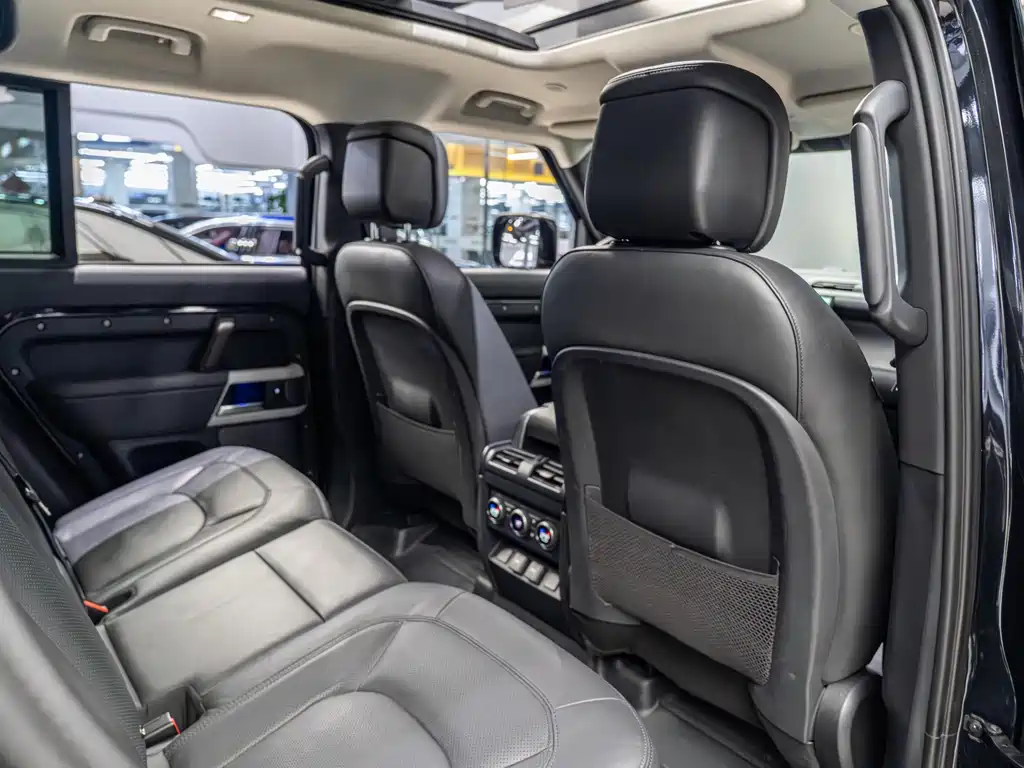 Land Rover Defender 2023 — фото 12