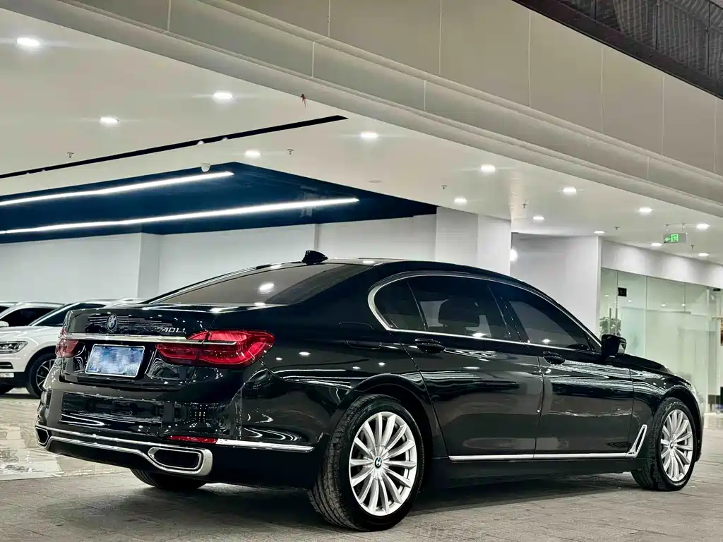 BMW 7 Series 2017 — фото 19