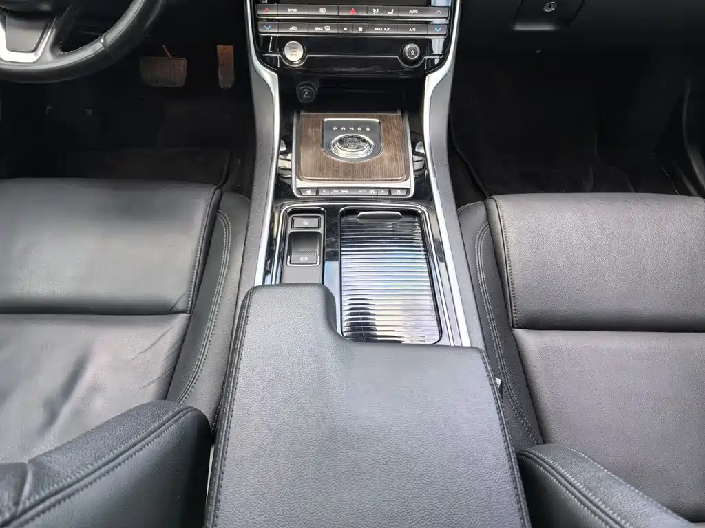 Jaguar XFL 2018 — фото 14
