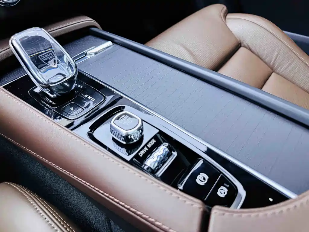 Volvo XC90 2021 — фото 16