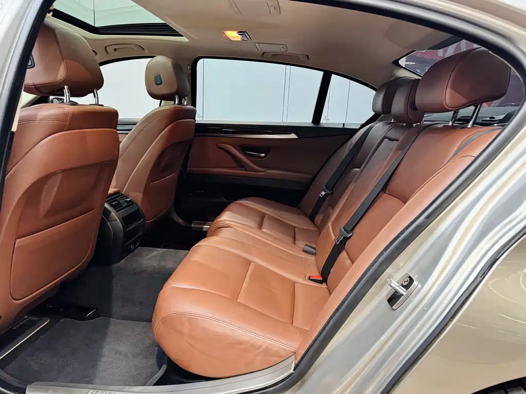 BMW 5 Series 2017 — фото 18