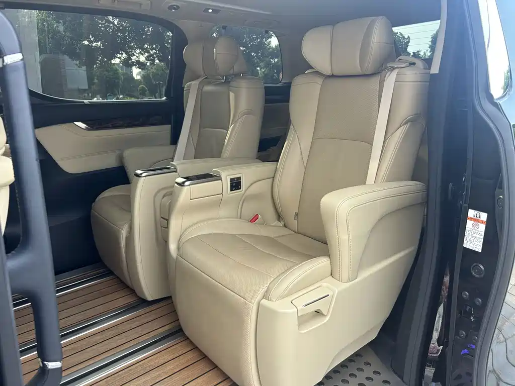 Toyota Alphard 2022 — фото 12