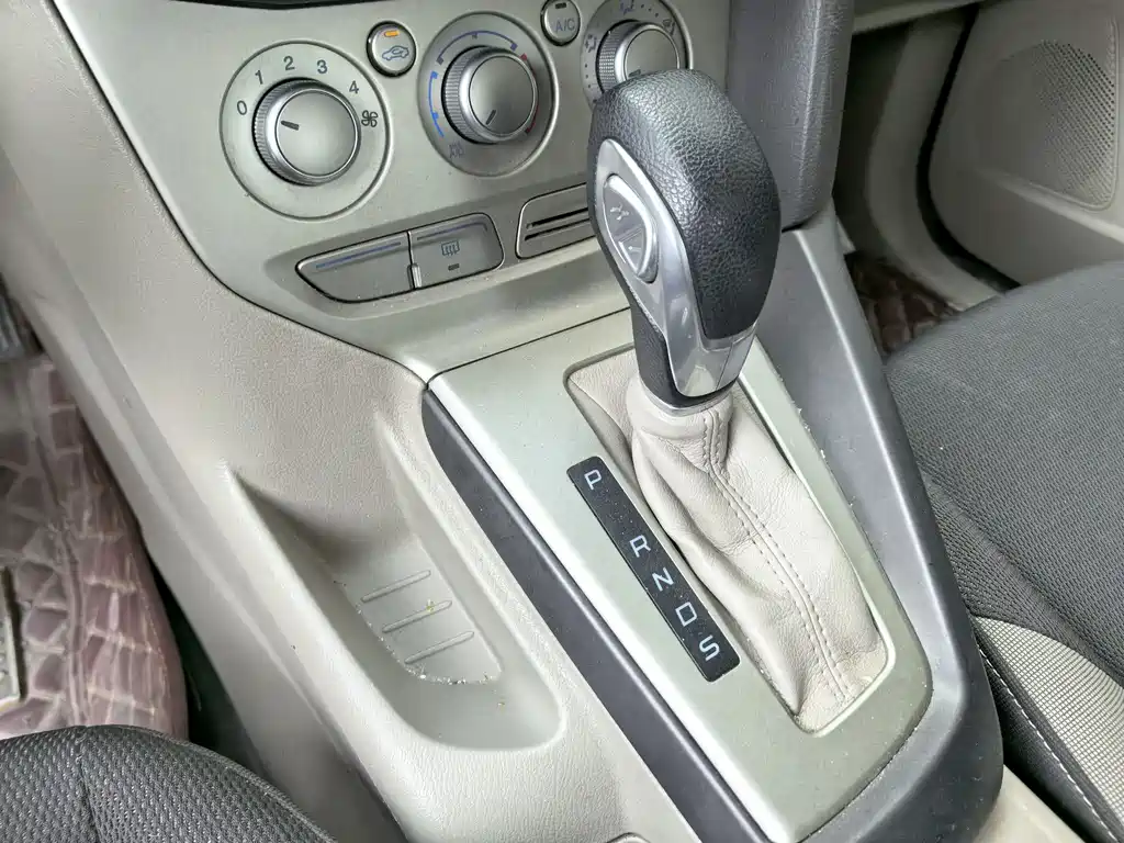 Ford Focus 2014 — фото 14