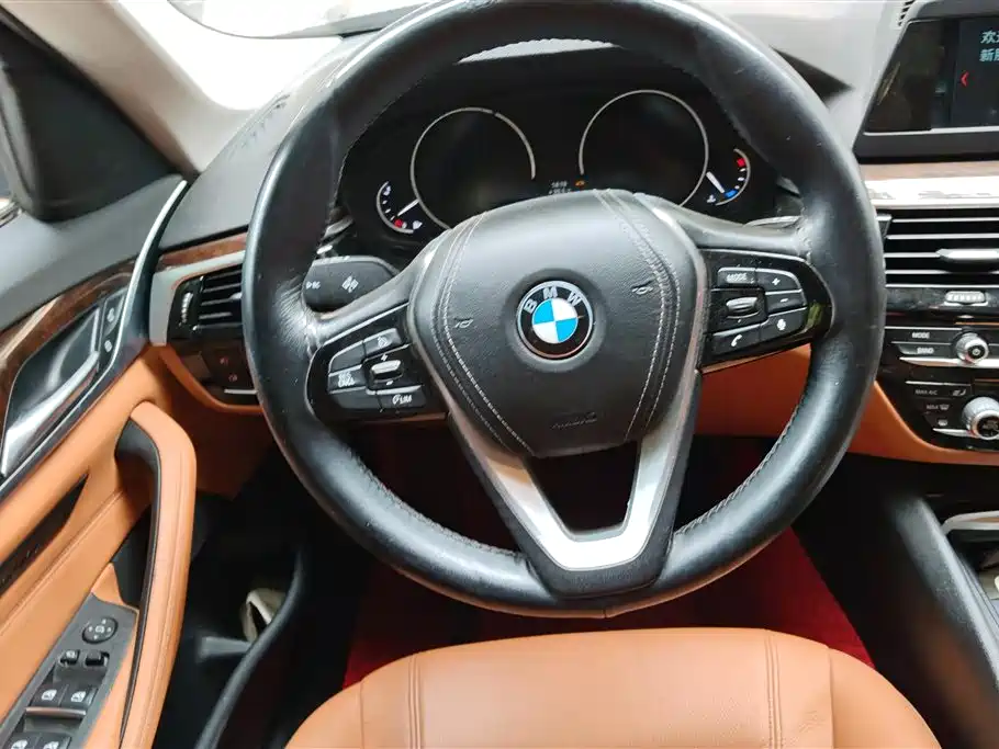 BMW 5 Series 2018 — фото 15