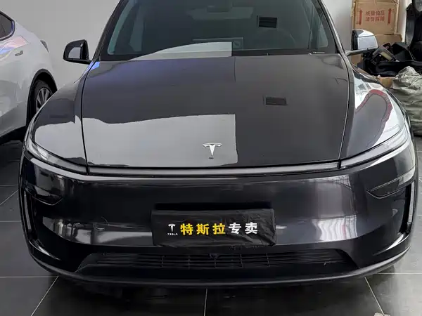 Tesla Model Y 2025