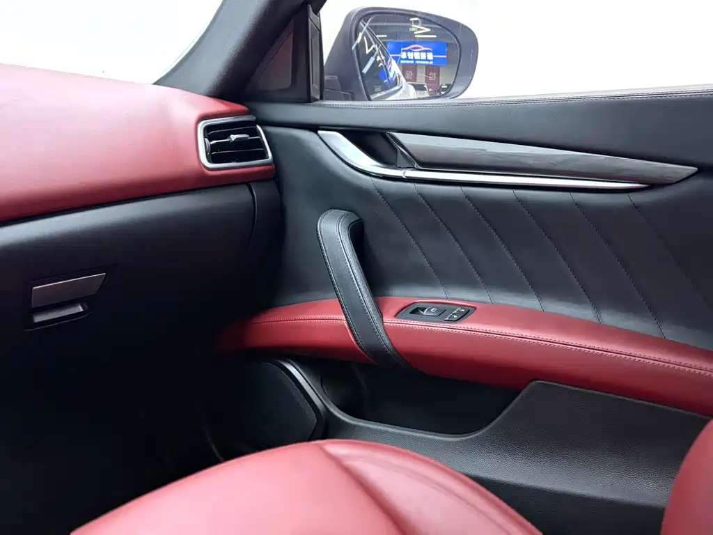 Maserati Ghibli 2019 — фото 10