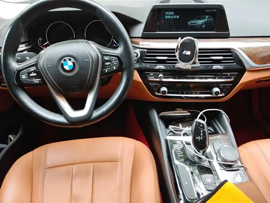BMW 5 Series 2018 — фото 12